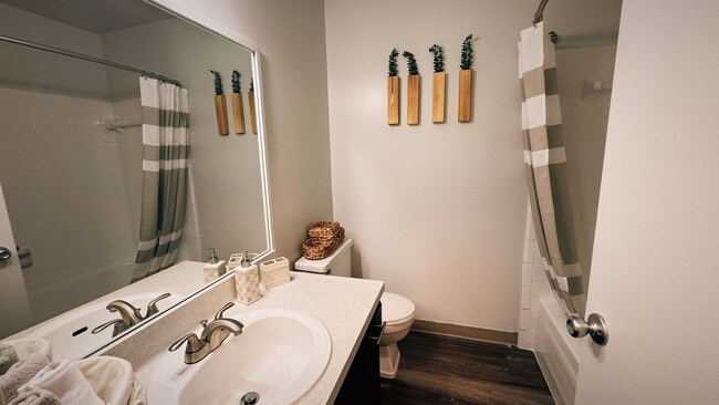 Baño de madera modernizado - Maple Place Apartments