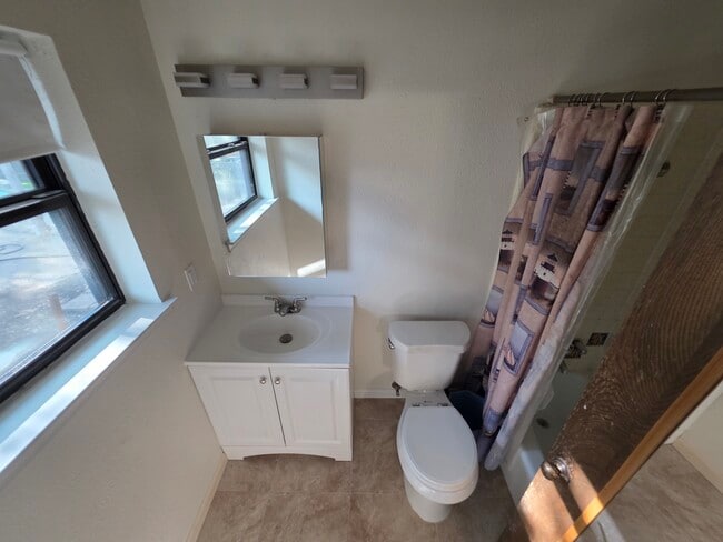 Baño principal con vistas a la piscina. - 4301 Southridge Dr
