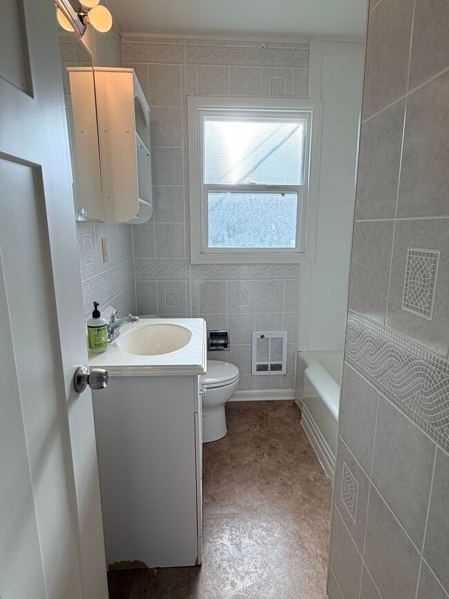 Photo - 2 bedroom home with great back yard!