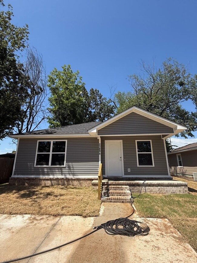 Building Photo - 2109 Birnie Ave Unit A Rental