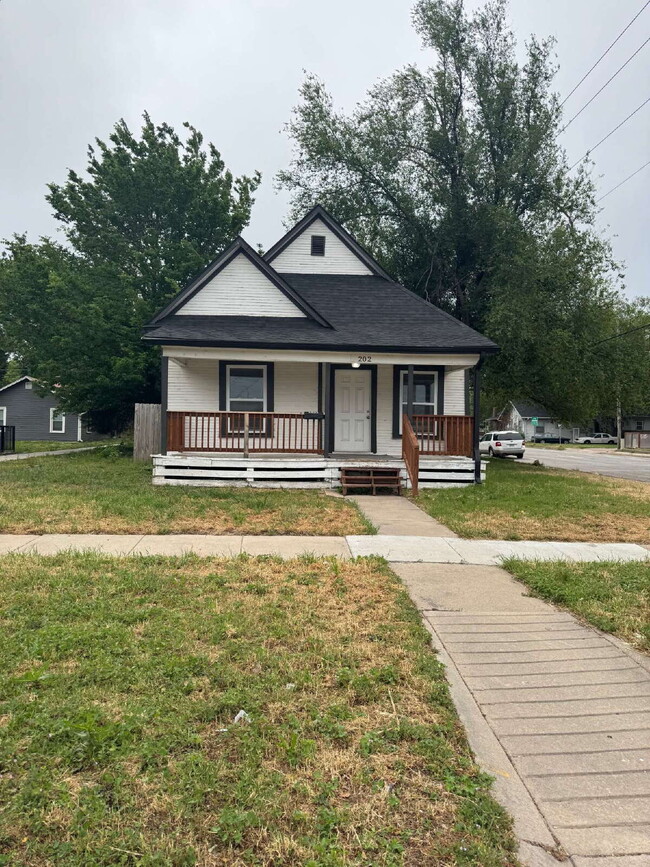 Building Photo - 2 Bedroom, 1 Bathrooms, newly renovated home, centrally located in Wichita Ks, will accept sectio...