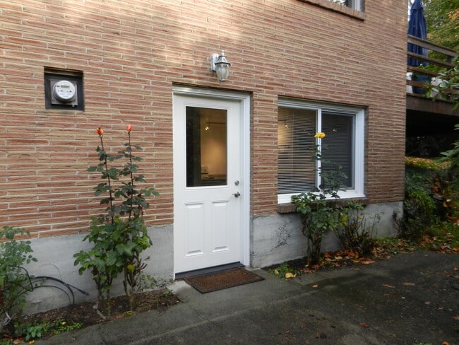 Building Photo - 217 18th Ave Unit Lower Level Studio Rental