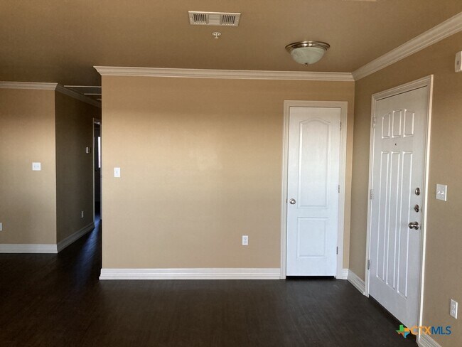 Building Photo - 2710 S Clear Creek Rd Unit 204