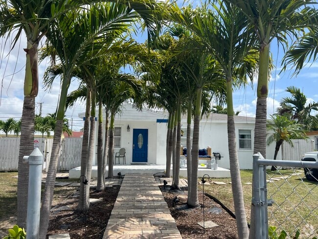 Building Photo - 7595 SW 28th Street Rd Rental