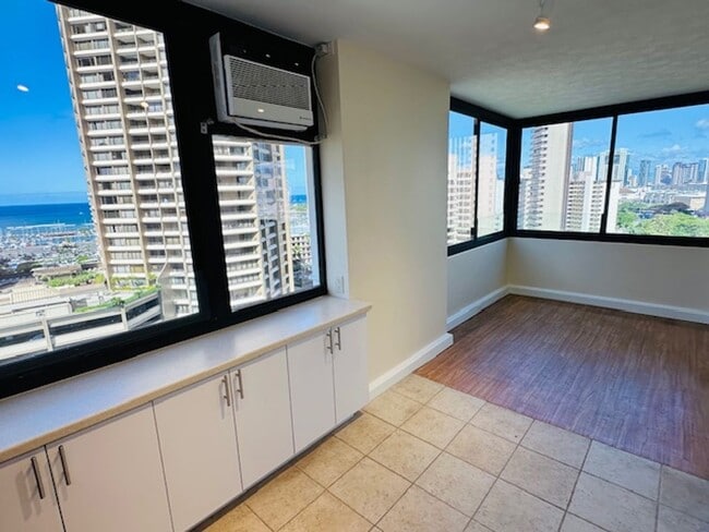 Building Photo - The Windsor, Renovated 1/1/1, prime Waikik... Unit 1704