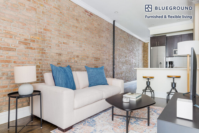 Building Photo - 11 E 7th St Rental