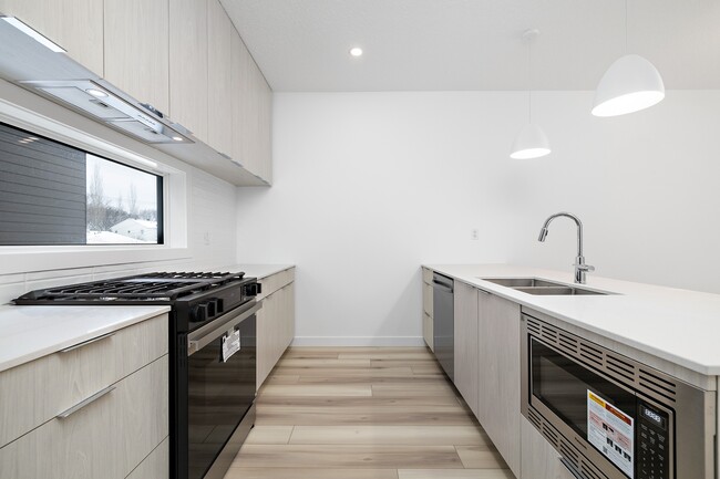 Building Photo - 8666-8677 77 St NW Unit MAIN 3