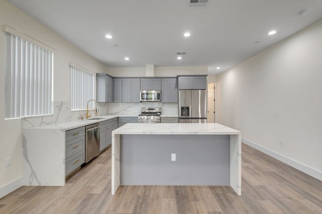 Photo - 4 Bed / 4 1/2 Bath Townhome in Sawtelle Unidad 11619