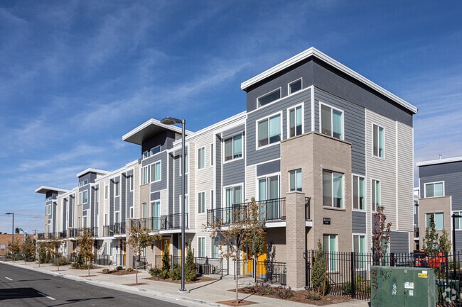 Building Photo - Strata99 Townhomes