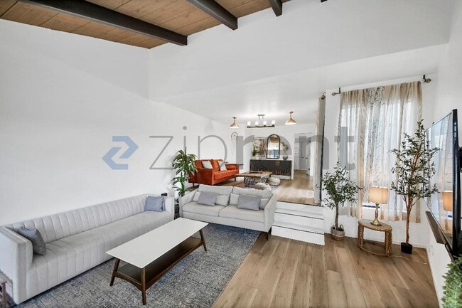 Photo - 10444 Canoga Ave