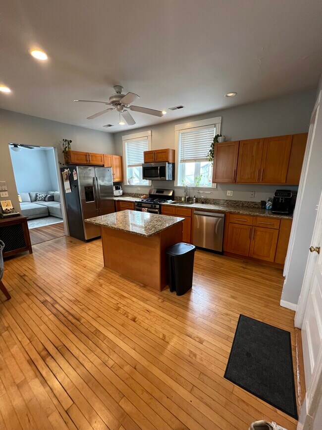 kitchen - 2114 W Lyndale St Unit 2r