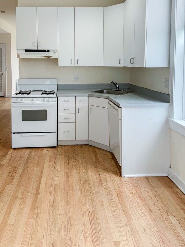 Building Photo - 2311 N Southport Ave Unit 3R