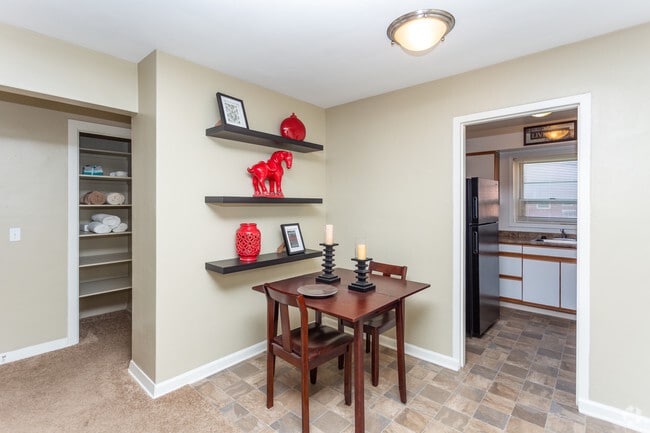 2BR, 1BA - 660 SF
