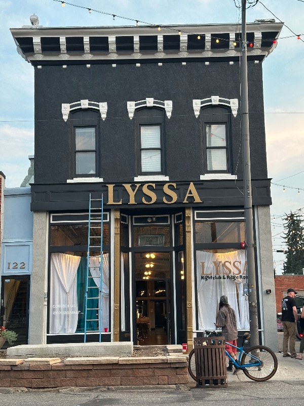 Photo - 122 E 4th St