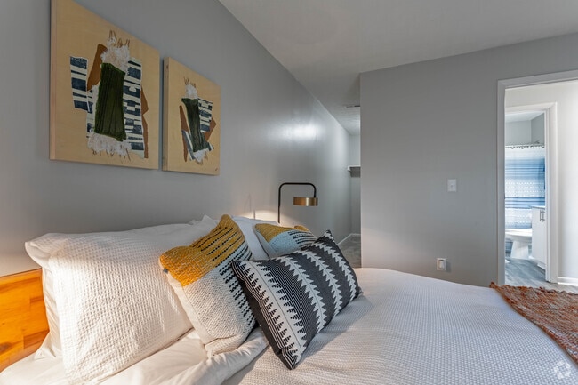 2 Br, 1 Ba - 760 SF