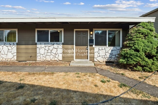 Building Photo - Urban Oasis in Mt. Tabor: Sunlit One-Bedroom End Unit 50 SE 73rd Avenue