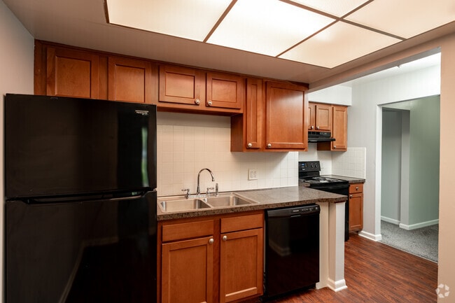 2BR, 1.5BA - 1055SF - Kitchen - Fountainview East Apartments