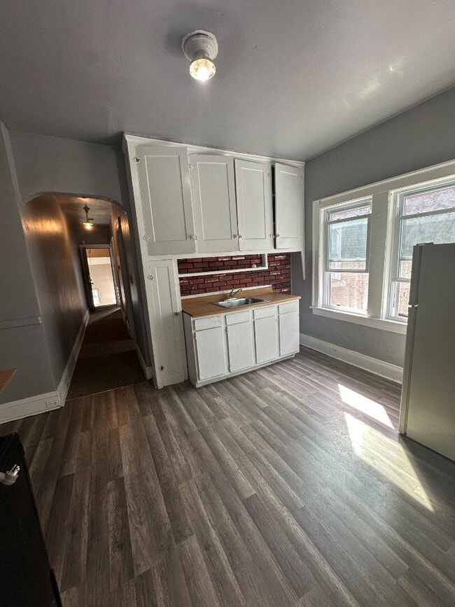 Renovated 2 Bedroom Apartment with Classic Character & Spacious Layout