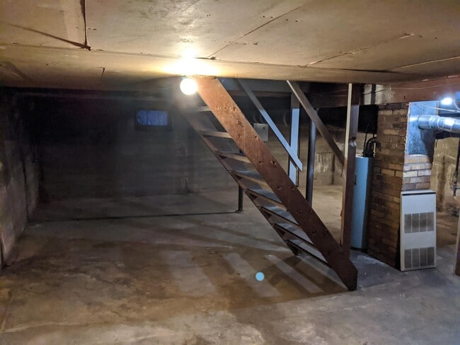 Photo - 609 1st St E