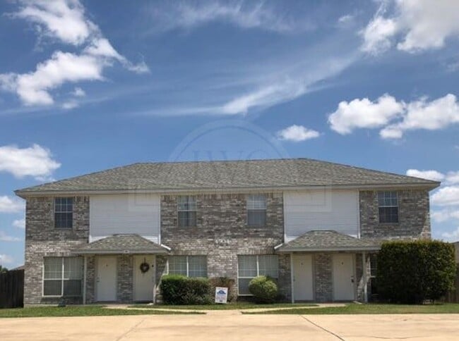 Building Photo - 4504 Deek Dr Unit 4504 Deek Dr D