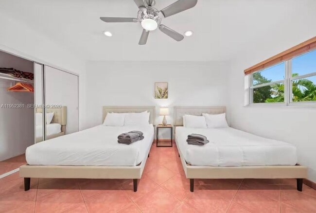 Building Photo - 2424 NE 9th St Unit 307