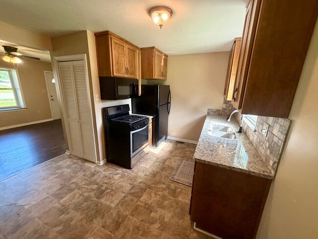 Photo - 600 N 82 St