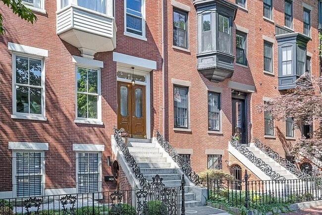 Photo - 200 W Springfield St