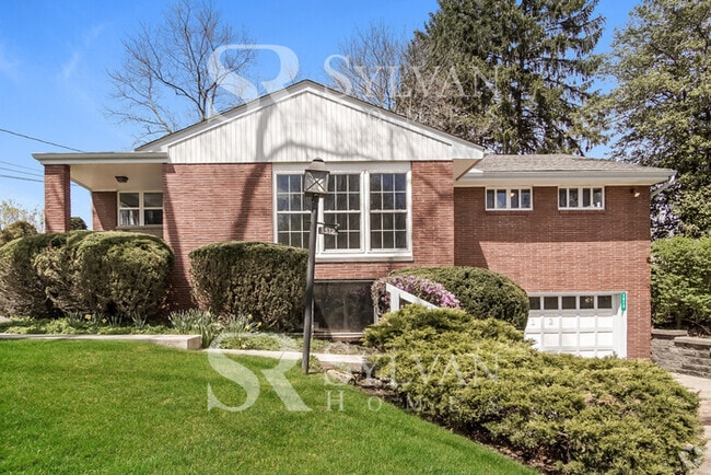 Building Photo - Welcome to this charming abode. Rental