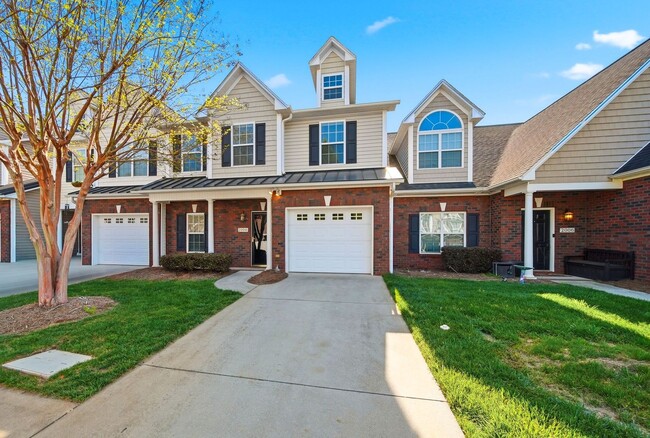 Building Photo - Stylish Braxton Gate Townhome with Garage & Main-Level Primary Suite