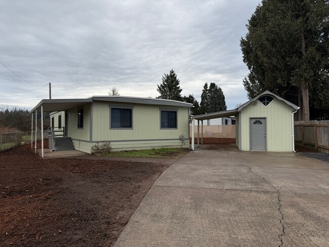 Building Photo - Updated 3 bedroom 2 bathroom house in Springfield!