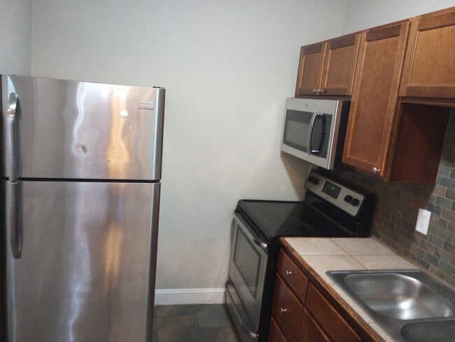 Photo - 912-914 E 39th St