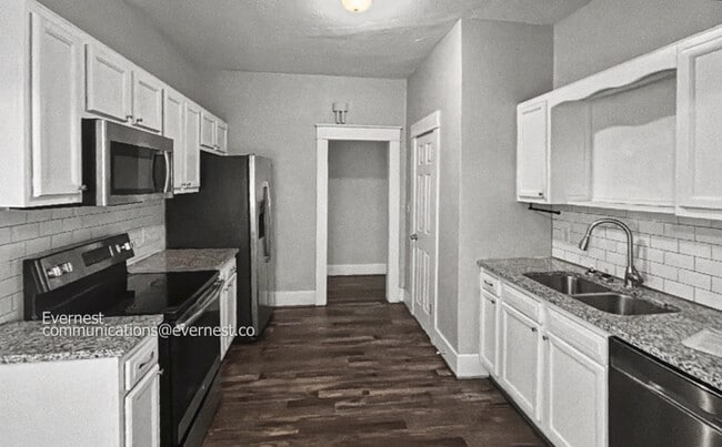 Photo - 3 Bed/2 Bath Home with Fenced-in Yard / Available Now!