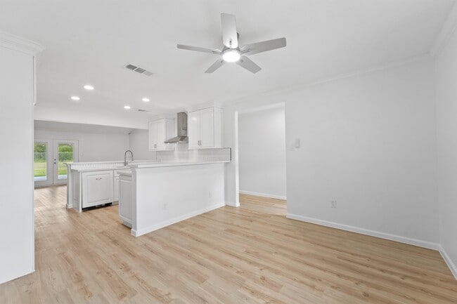 Photo - 406 Riverbend St