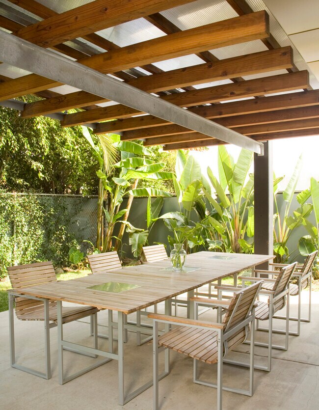 El patio trasero bajo el toldo. - 12915 Greene Ave