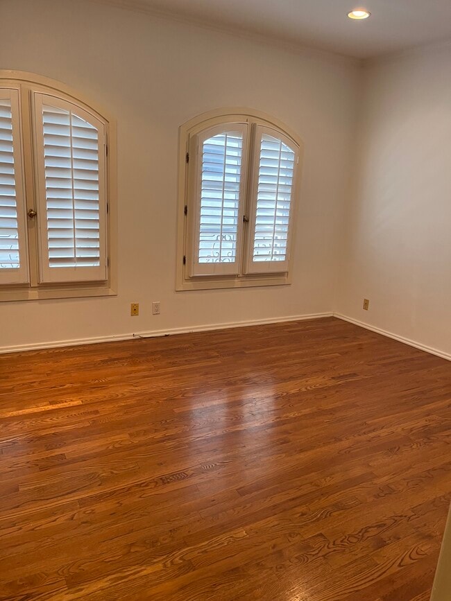 Photo - 325 S Swall Dr Unit 301