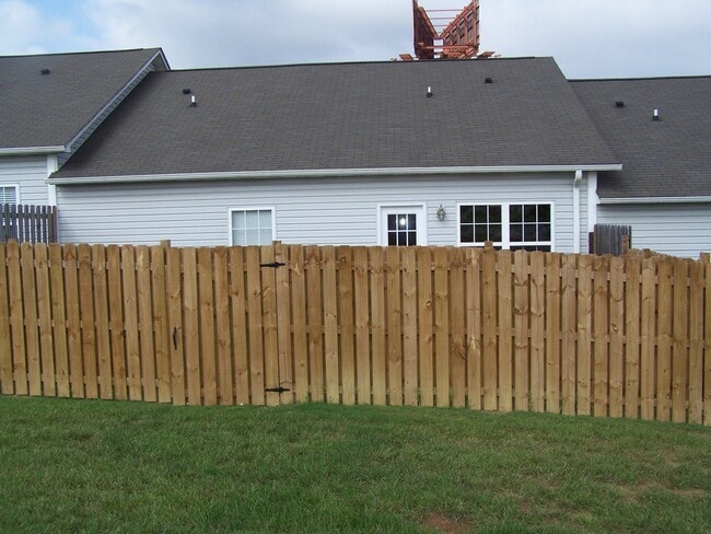 Photo - 2 bed, 2 bath, 2 car garage ranch style townhouse in N. Knoxville w/ fenced yard