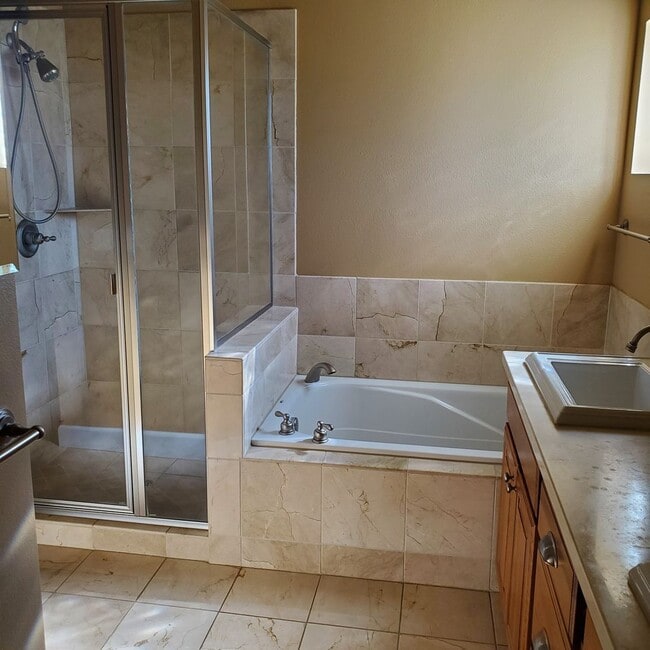 Photo - LARGE 3 BED 3 BATH TOWNHOME IN THE DESIRABLE POINTE NEIGHBORHOOD