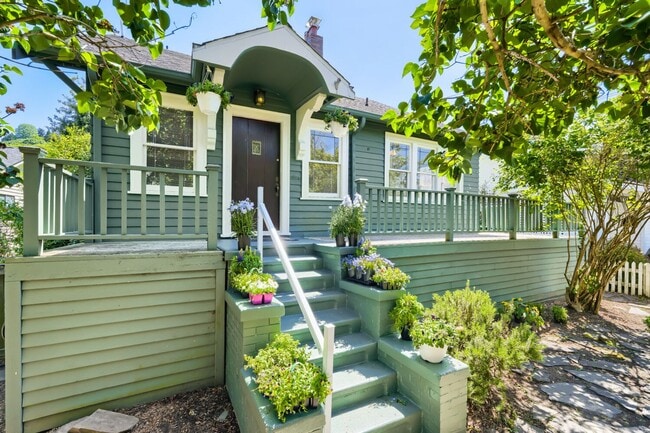 Building Photo - West Seattle Home