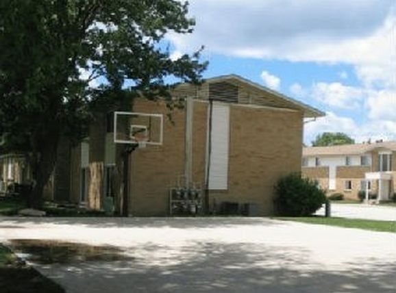 Basketball Court - Happy Hollow Apartments