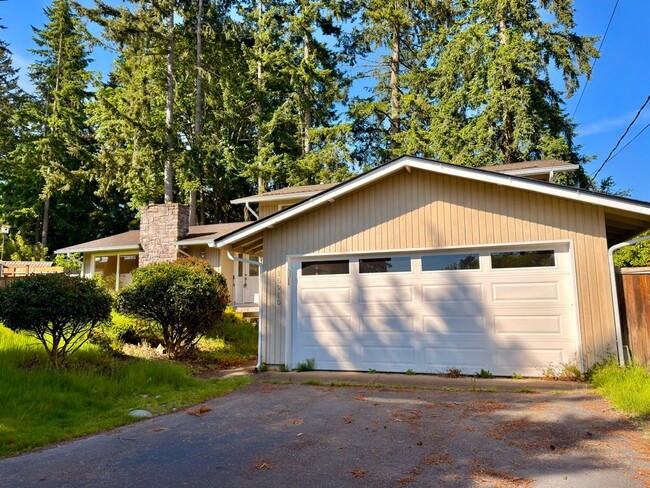 Building Photo - Spacious 4BD/3BA Bellevue Home with Private Backyard & Garage