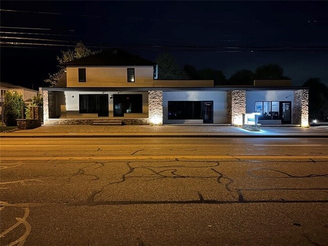 Building Photo - 850 Main St