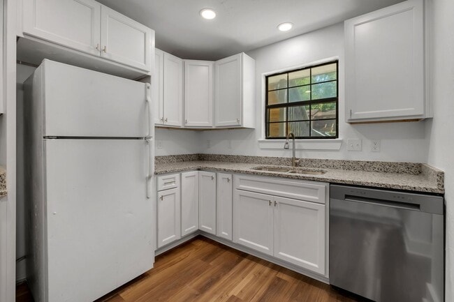 Photo - 2956 Woodrich Dr Unit B