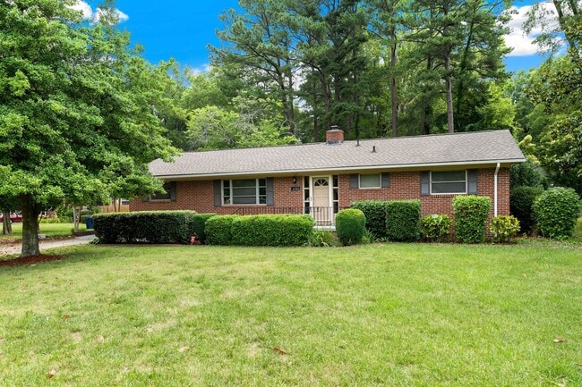 Building Photo - Beautiful 3-Bedroom Ranch Style Family Home with LARGE Fenced in Yard!