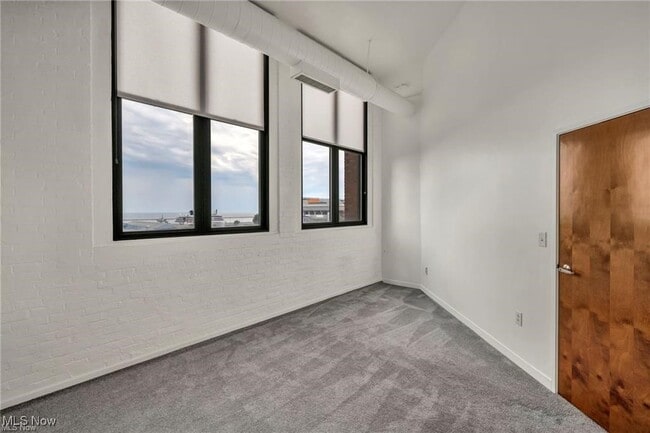 Building Photo - 1133 W 9th St Unit 412