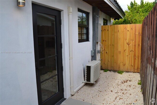 Building Photo - 3220 SW 93rd Pl Unit A Rental