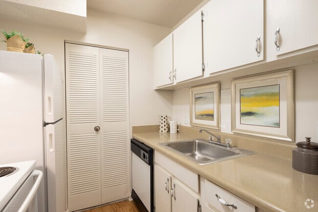 2BR, 2BA - 816SF - Kitchen