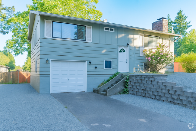 Building Photo - Cozy 2-Bed Lower Unit w/ Fenced Yard Minut... Rental