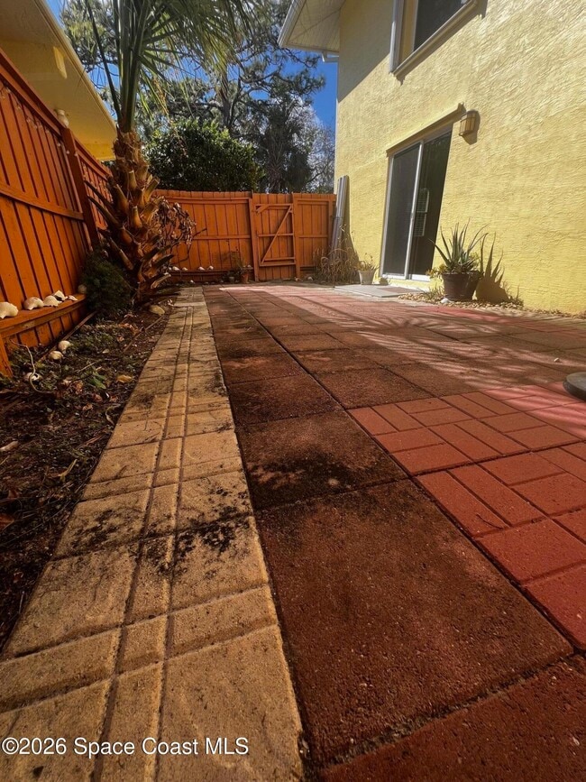 Building Photo - 11195 Roseland Rd Unit 4