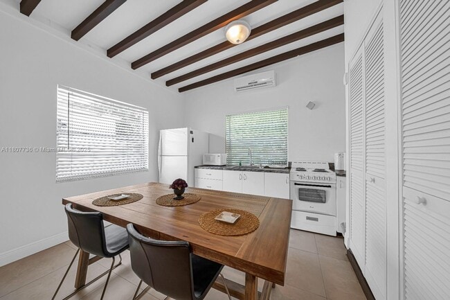Photo - 1044 SW 13th Ct Casa