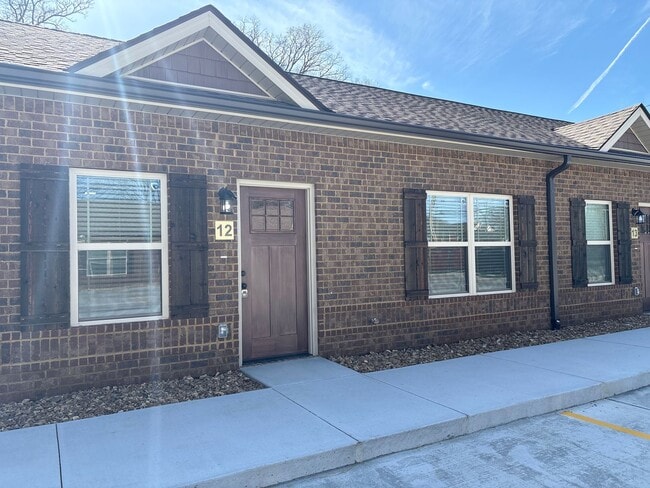 Building Photo - 404 Cedar Ln Unit 12